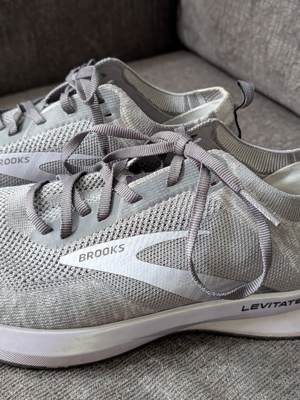 BROOKS sz 10.5 B WOMEN'S LEVITATE 4 - GREY/BLACKENED PEARL/PURPLE 1203351B084